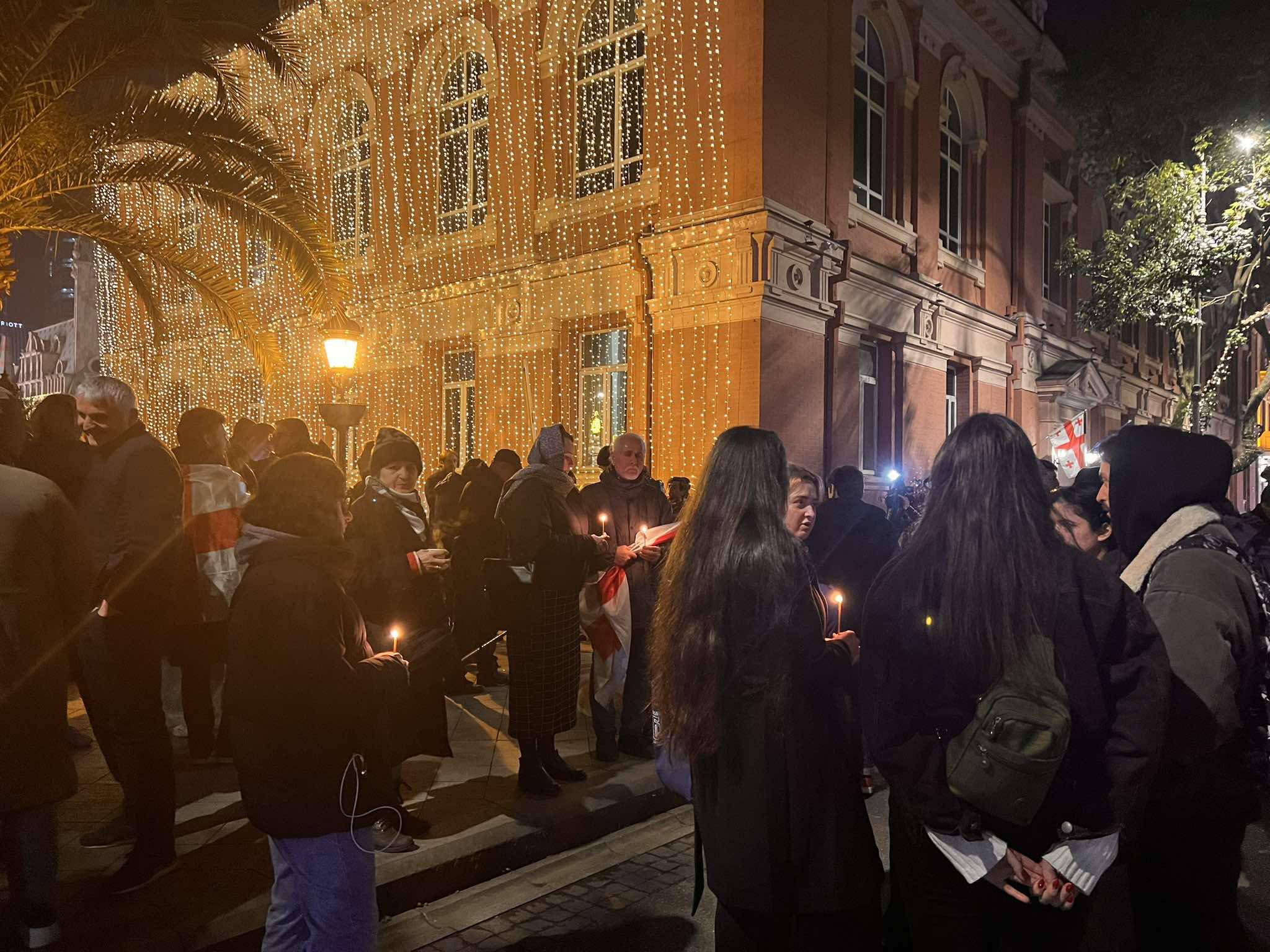 აჭარის მთავრობის სახლთან მოქალაქეები მდუმარე აქციას მართავენ