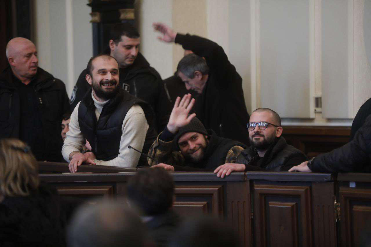 აქციებზე დაკავებულთა ადვოკატებმა მოსამართლეს დარბაზის შეცვლის  და პროცესის უფრო დიდ დარბაზში გაგრძელების შუამდგომლობით მიმართეს, რაც დაკმაყოფილდა