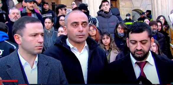 საპროტესტო აქციებზე დაკავებულების ადვოკატები მოსამართლეს - უარს არ ვაცხადებთ ჩვენი დაცვის ქვეშ მყოფების დაცვაზე, გთხოვთ, სამუშაო და ადამიანური პირობების შექმნას, გთხოვთ, სხდომა გადაიტანოთ შესაბამის დარბაზში