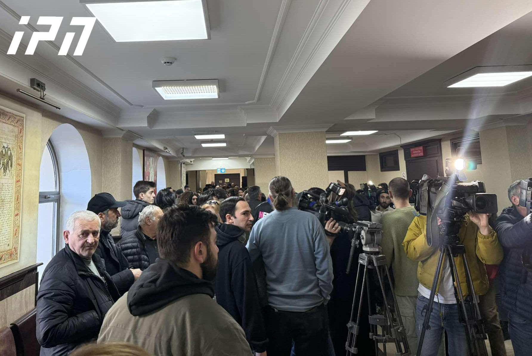 საპროტესტო აქციაზე ჯგუფური ძალადობის ორგანიზებისა და მასში მონაწილეობის ბრალდებით დაკავებულმა პირებმა და მათმა ადვოკატებმა სასამართლოს სხდომათა დარბაზი პროტესტის ნიშნად დატოვეს