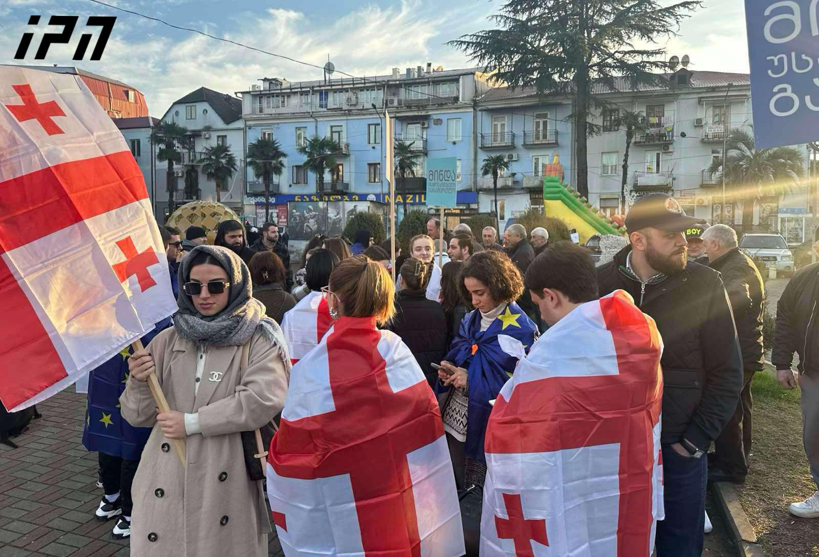 „ერთად ევროპისკენ, ჩვენ გვინდა ხარისხიანი განათლება“, - ამ ლოზუნგით ქობულეთში მერიასთან ახალგაზრდები შეიკრიბნენ