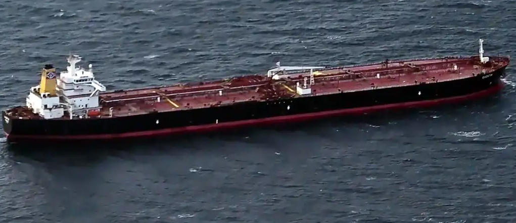 ბალტიის ზღვაში, გერმანიის კუნძულ რიუგენთან მწყობრიდან გამოსული რუსული ტანკერი უსაფრთხოების მიზნით საბუქსირო გემებს აღმოსავლეთით გადაჰყავთ