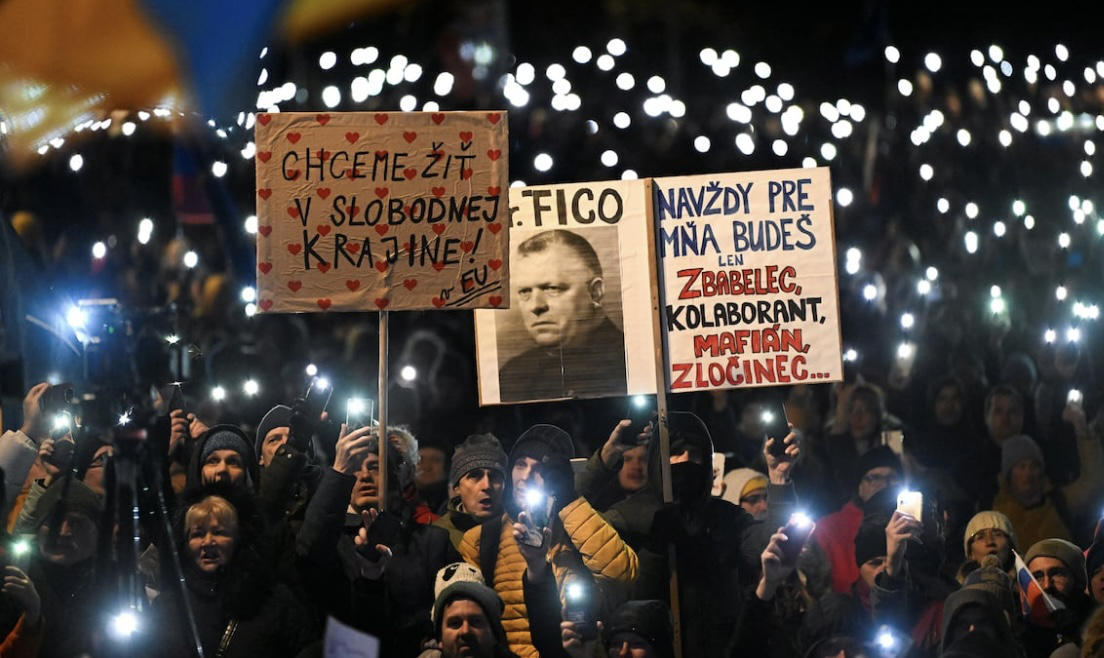 Reuters - სლოვაკეთის დედაქალაქში რობერტ ფიცოს საწინააღმდეგო აქციაზე ათასობით ადამიანი შეიკრიბა