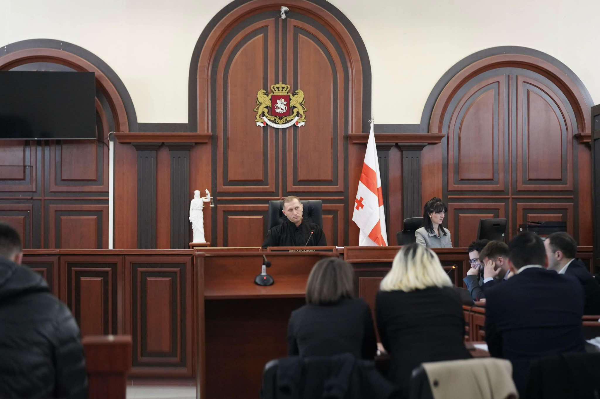 პარლამენტთან მიმდინარე აქციების დროს დაკავებული 8 პირის ადვოკატებმა სასამართლოს სხდომათა დარბაზის შეცვლის შუამდგომლობა დააყენეს, რომელიც მოსამართლემ არ დააკმაყოფილა