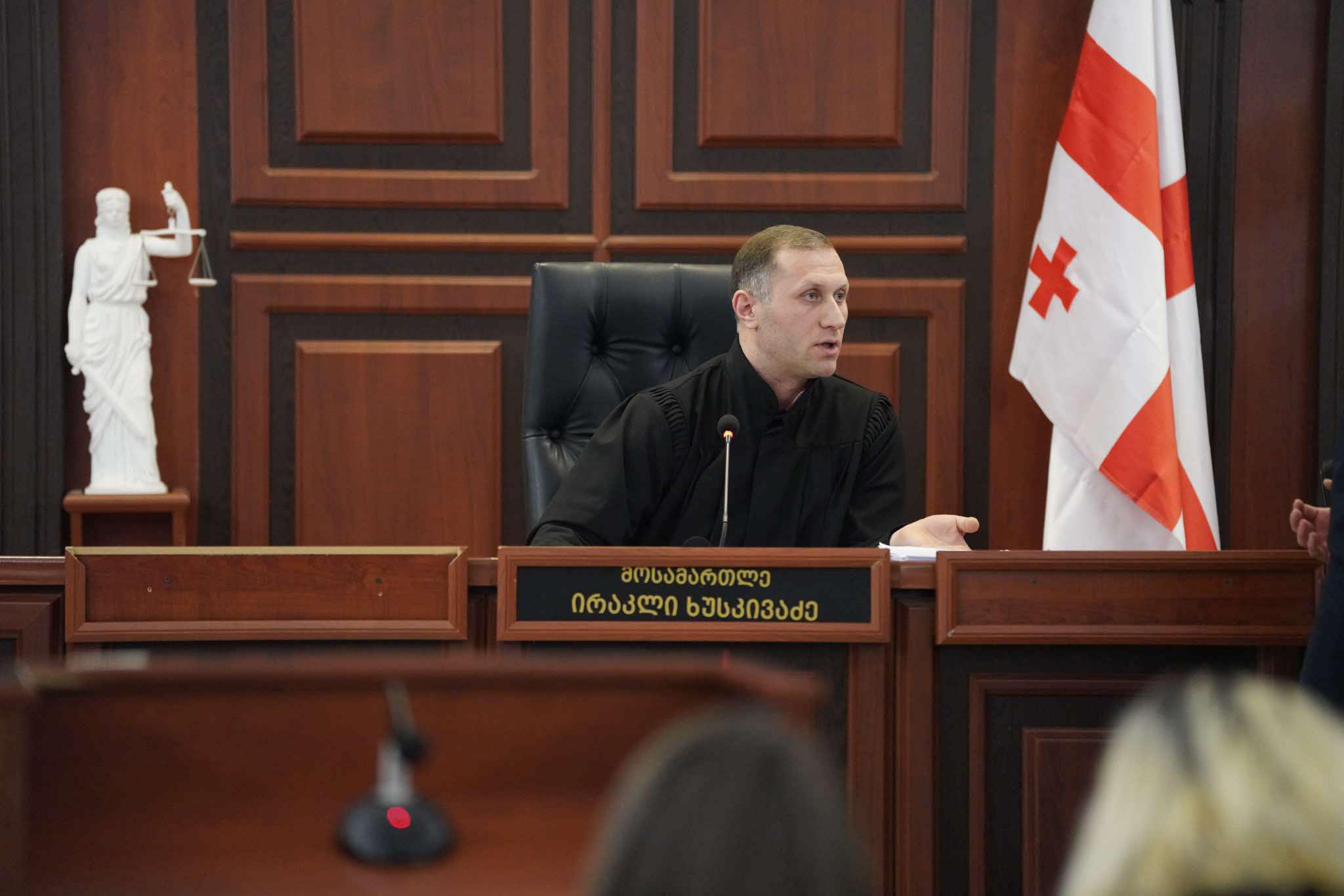 აქციების დროს დაკავებული ნიკოლოზ ჯავახიშვილის კერძო ადვოკატმა სახელმწიფოს ხარჯზე მოწვეული ადვოკატის აცილების შუამდგომლობა დააყენა, რაც მოსამართლე ირაკლი ხუსკივაძემ არ დააკმაყოფილა