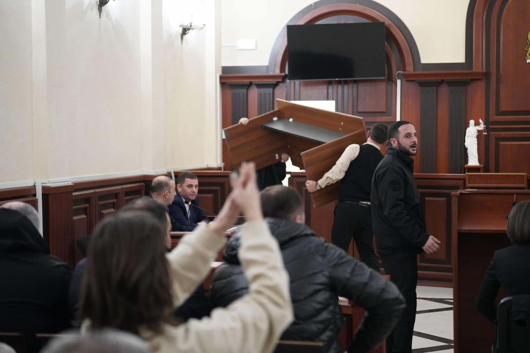 თბილისის საქალაქო სასამართლოს სხდომათა იმ დარბაზში, სადაც პარლამენტთან მიმდინარე საპროტესტო აქციების დროს დაკავებული 8 პირის პროცესი მიმდინარეობს, ადვოკატებისთვის დამატებითი მაგიდა მიიტანეს