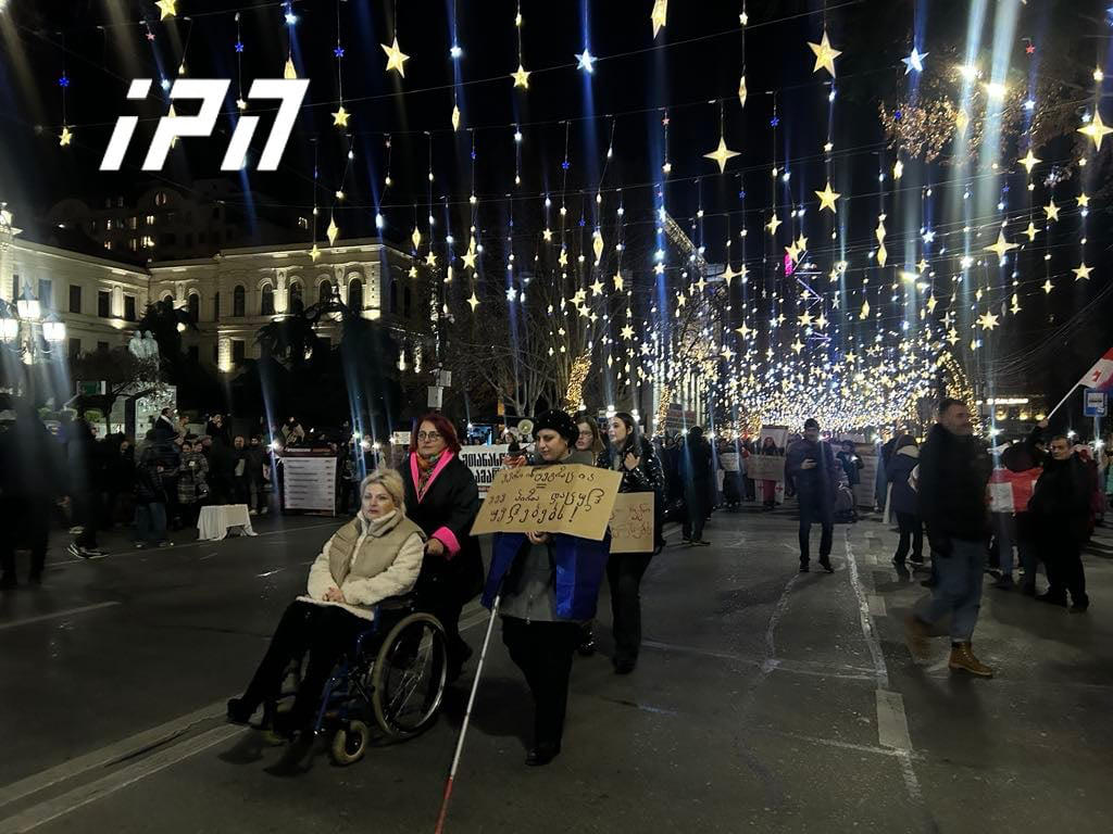 პარლამენტთან მიმდინარე საპროტესტო აქციას ლოზუნგით - „უთანასწორობა უსამართლობაა“, რესპუბლიკის მოედნიდან გამართული მარშის მონაწილეები შეუერთდნენ