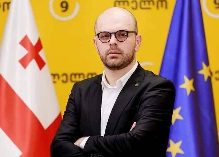 „ძლიერი საქართველოს” ინფორმაციით, ბათუმში აქციაზე დაკავებულთა შორისაა მათი კოალიციის წევრი და ბათუმის საკრებულოს დეპუტატი ვაჟა დარჩია