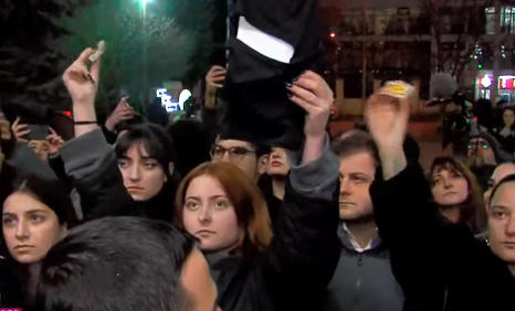 საპროტესტო აქციების დროს დაკავებული რვა პირის პატიმრობაში დატოვებას სასამართლოს ეზოში შეკრებილების ხმაური მოჰყვა