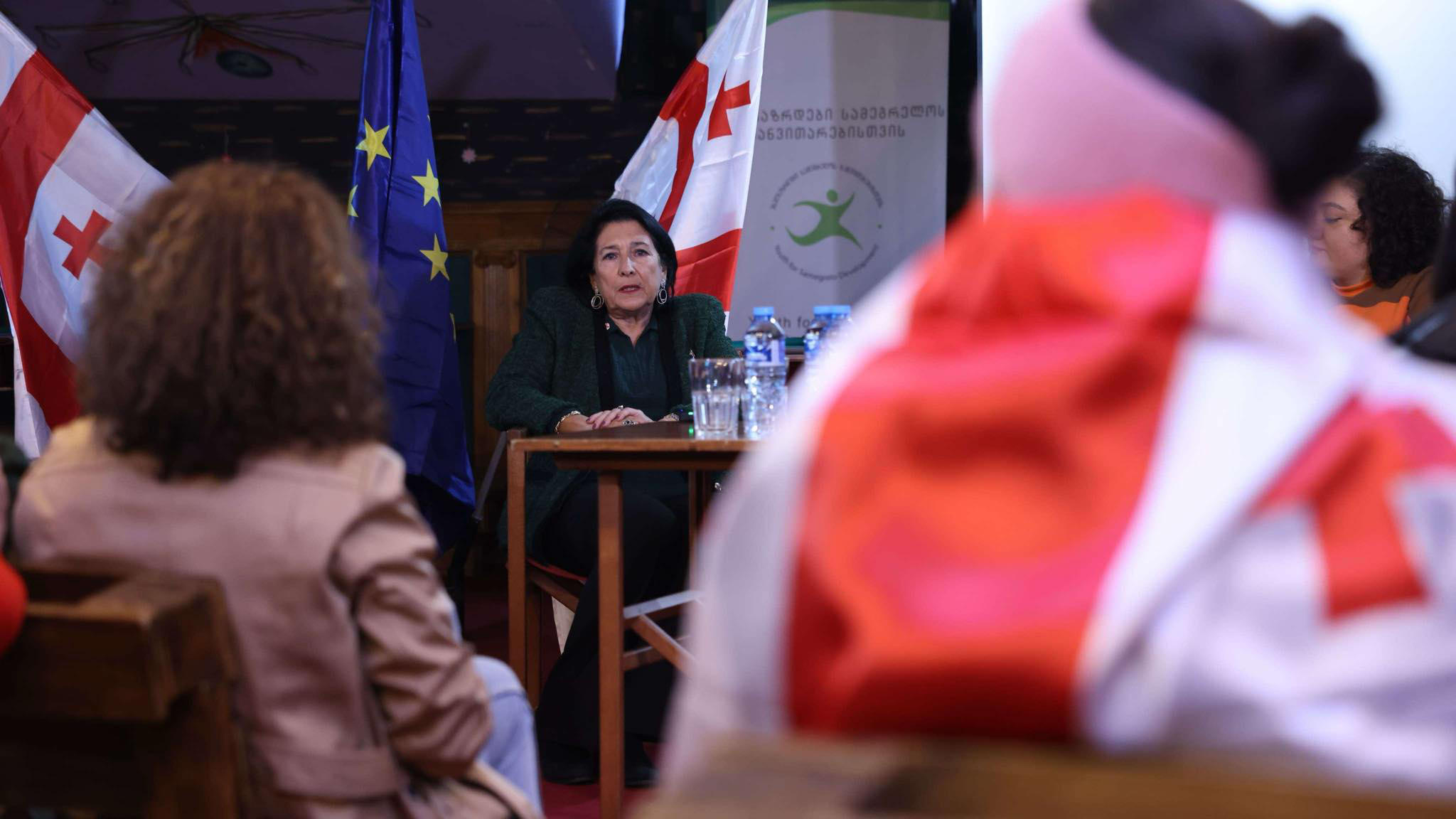 სალომე ზურაბიშვილი ზუგდიდში ახალგაზრდებს, სამეგრელოს რეგიონში მომუშავე არასამთავრობო ორგანიზაციების წარმომადგენლებსა და აქტივისტებს შეხვდა