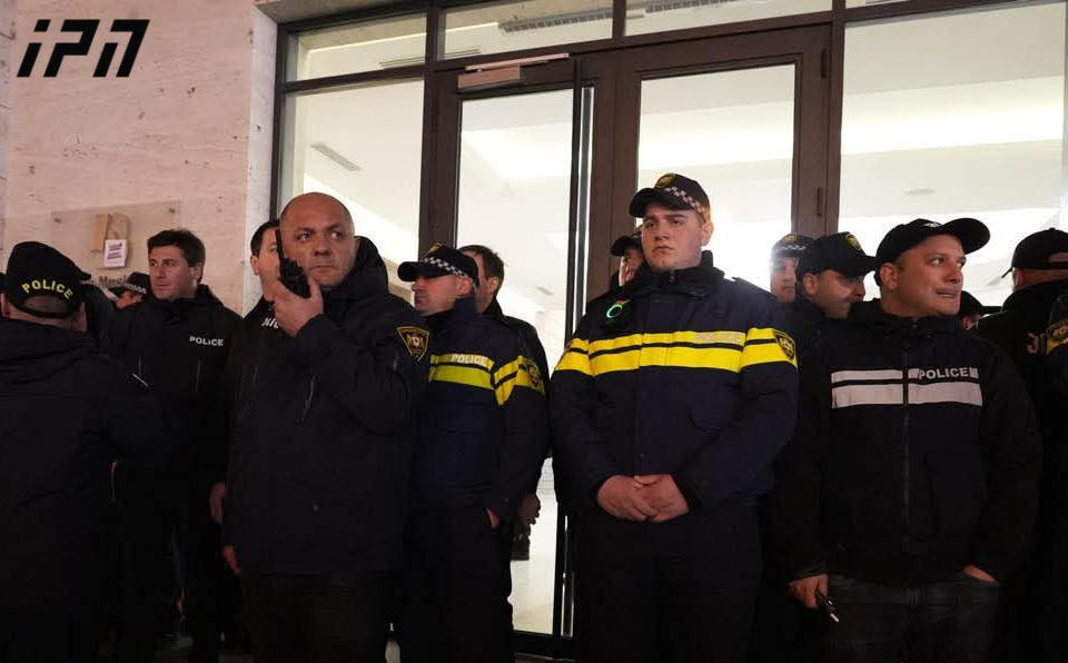 რესტორან „ბაბილოსთან“ სამართალდამცველთა დამატებითი შემადგენლობა განლაგდა