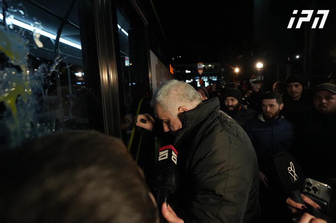 რესტორან „ბაბილოსთან“, სადაც მოსამართლეთა ნაწილი კვლავ რჩება, ვითარება რამდენჯერმე დაიძაბა - ერთ-ერთი მოსამართლის მიმართულებით აქციის მონაწილეებმა კვერცხები ისროლეს