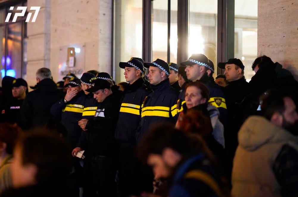 მოსამართლეები რესტორანს პროტესტის ფონზე პოლიციის კორდონის საშუალებით ტოვებენ