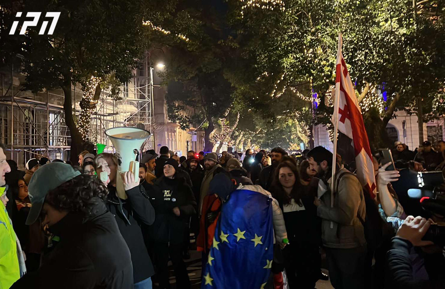 აჭარის მთავრობის სახლთან საპროტესტო აქცია გრძელდება - ტერიტორიაზე სამართალდამცველები არიან მობილიზებული
