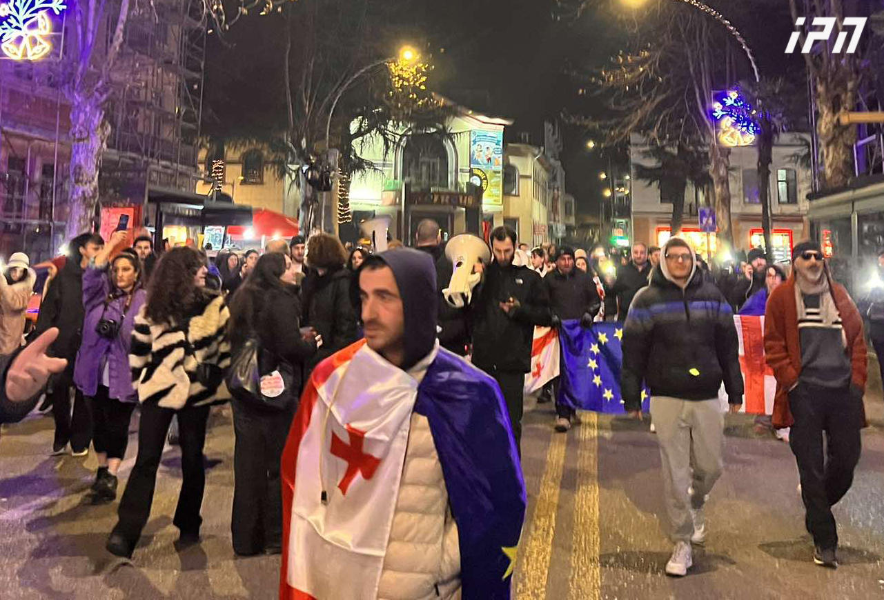 აქციის მონაწილეები აჭარის მთავრობის სახლიდან მსვლელობით წინასწარი დაკავების იზოლატორისკენ მიემართებიან