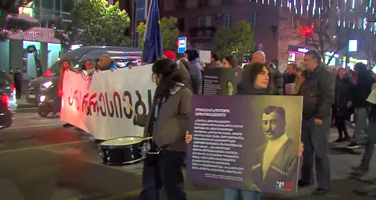 რუსთაველის გამზირზე ლოზუნგით „არა რეპრესიებს“ მსვლელობა მიმდინარეობს