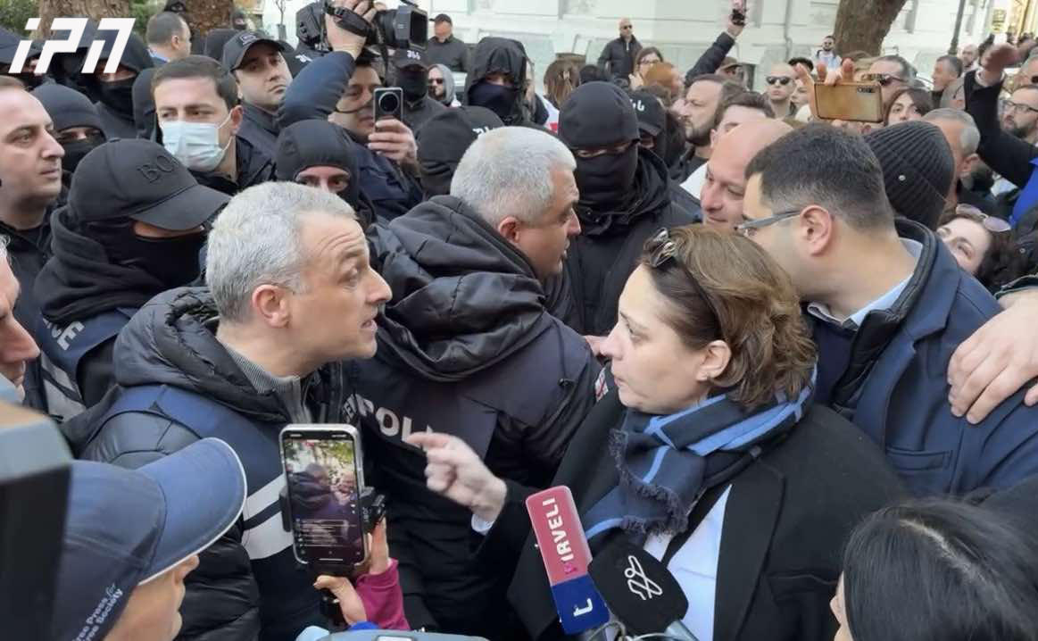 აჭარის მთავრობის სახლთან, სადაც საპროტესტო აქცია მიმდინარეობს, ხმაურია