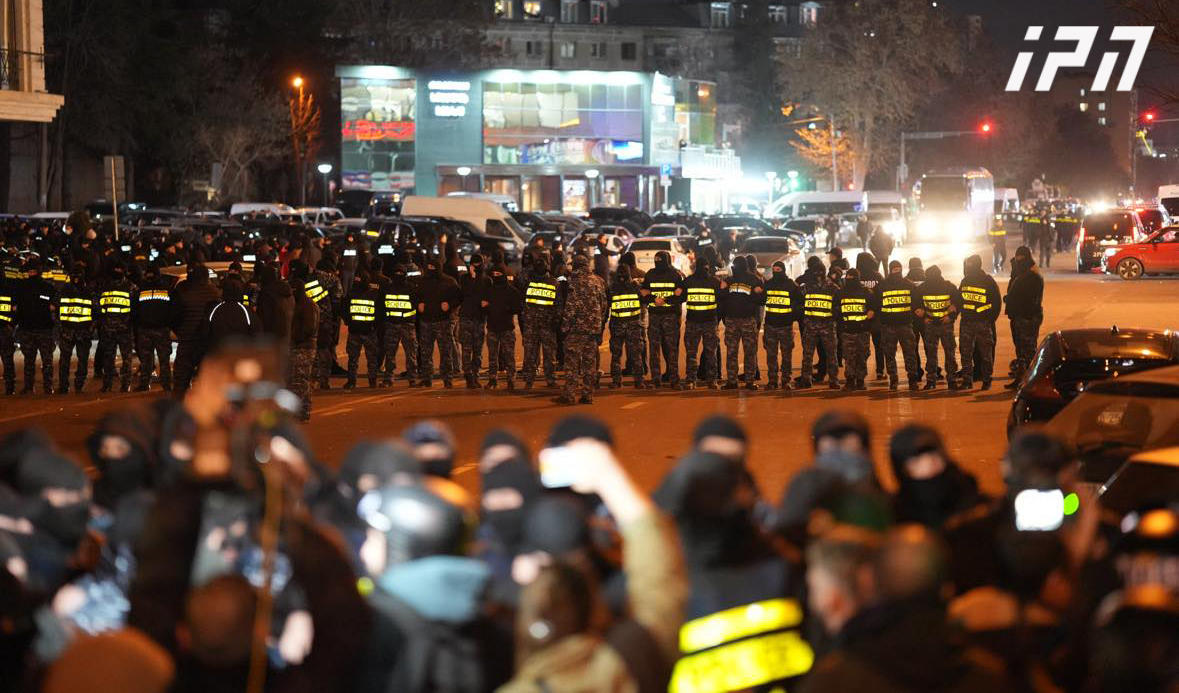 სამართალდამცველებმა ბელიაშვილის ქუჩიდან აქციის მონაწილეები გაიყვანეს და ტერიტორია სრულად დაიკავეს - მოსამართლეებმა რესტორანი „ბაბილო“ პოლიციის კორდონის გამოყენებით დატოვეს