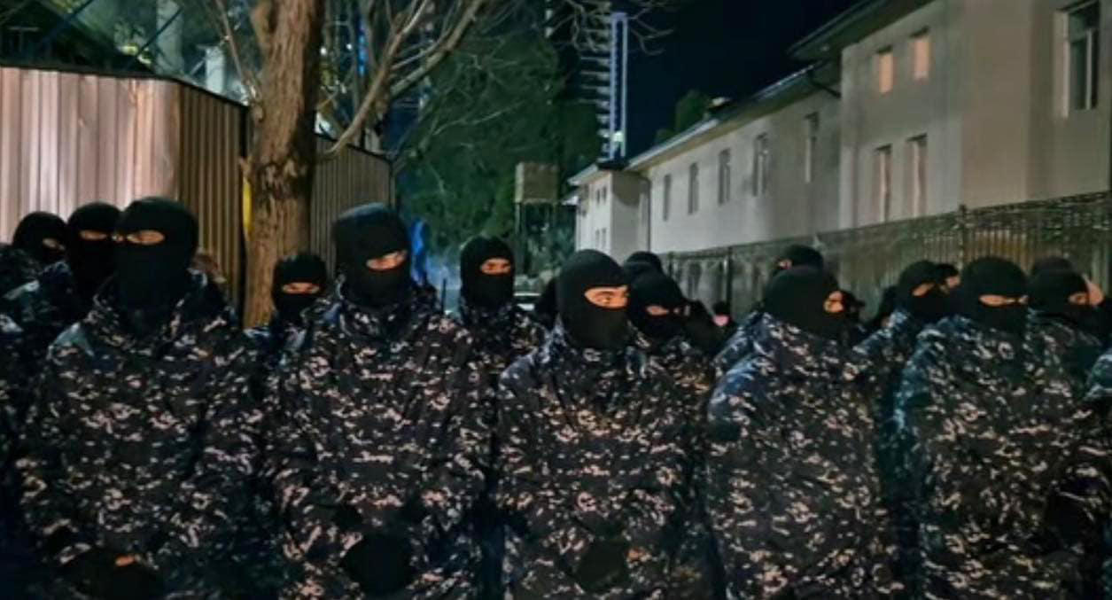 აჭარის პოლიციის მთავარ სამმართველოსთან, სადაც აქციის მონაწილეები დაკავებულთა გათავისუფლებას ითხოვენ, სპეცრაზმი განლაგდა