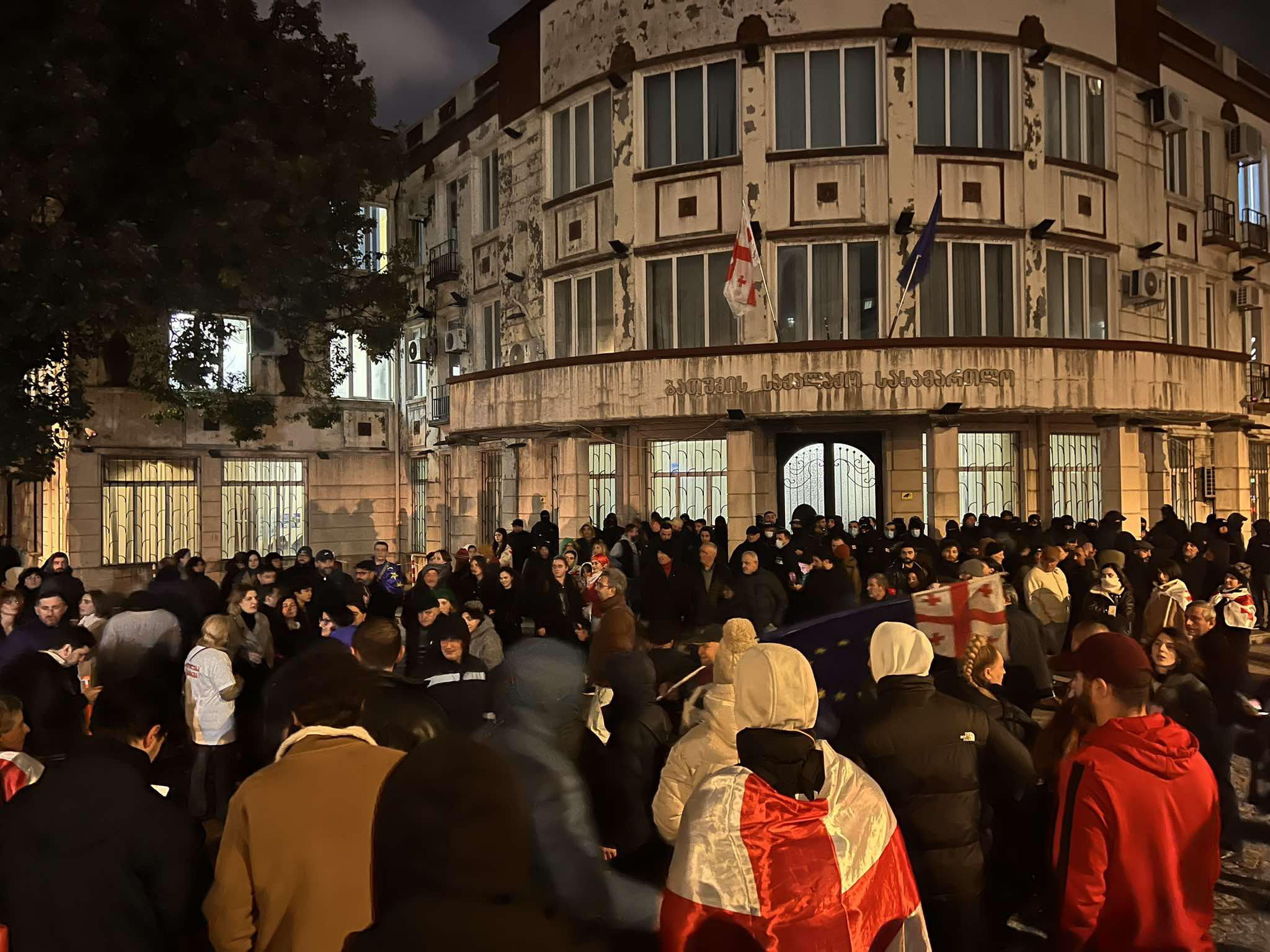 ბათუმის საქალაქო სასამართლოსთან საპროტესტო აქცია - “თავისუფლება პოლიტპატიმრებს” მიმდინარეობს