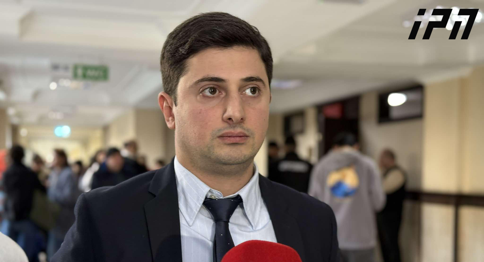 პროკურორის ინფორმაციით, პარლამენტის შესასვლელთან რკინის დამცავი ჯებირის დაზიანების ბრალდებით დაკავებულების დაცვის მხარემ პროკურატურასთან საპროცესო შეთანხმების გაფორმების თაობაზე მოლაპარაკების დაწყების სურვილი გამოთქვა