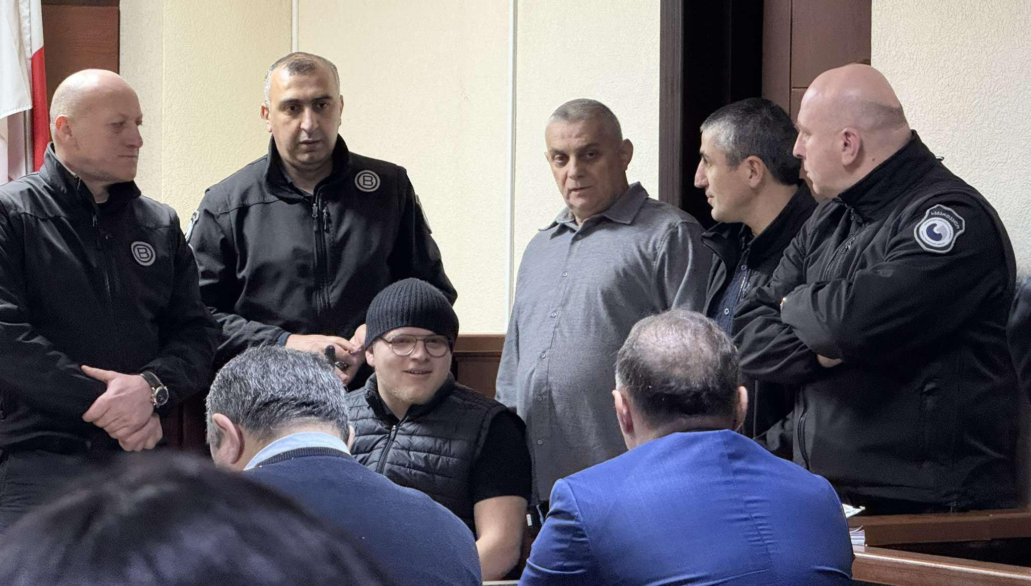 პარლამენტის შესასვლელთან რკინის დამცავი ჯებირის დაზიანების ბრალდებით დაკავებული საბა მეფარიშვილის და ომარ ოკრიბელაშვილის ადვოკატები საქმეზე მუხლის კვალიფიკაციის შეცვლას ითხოვენ