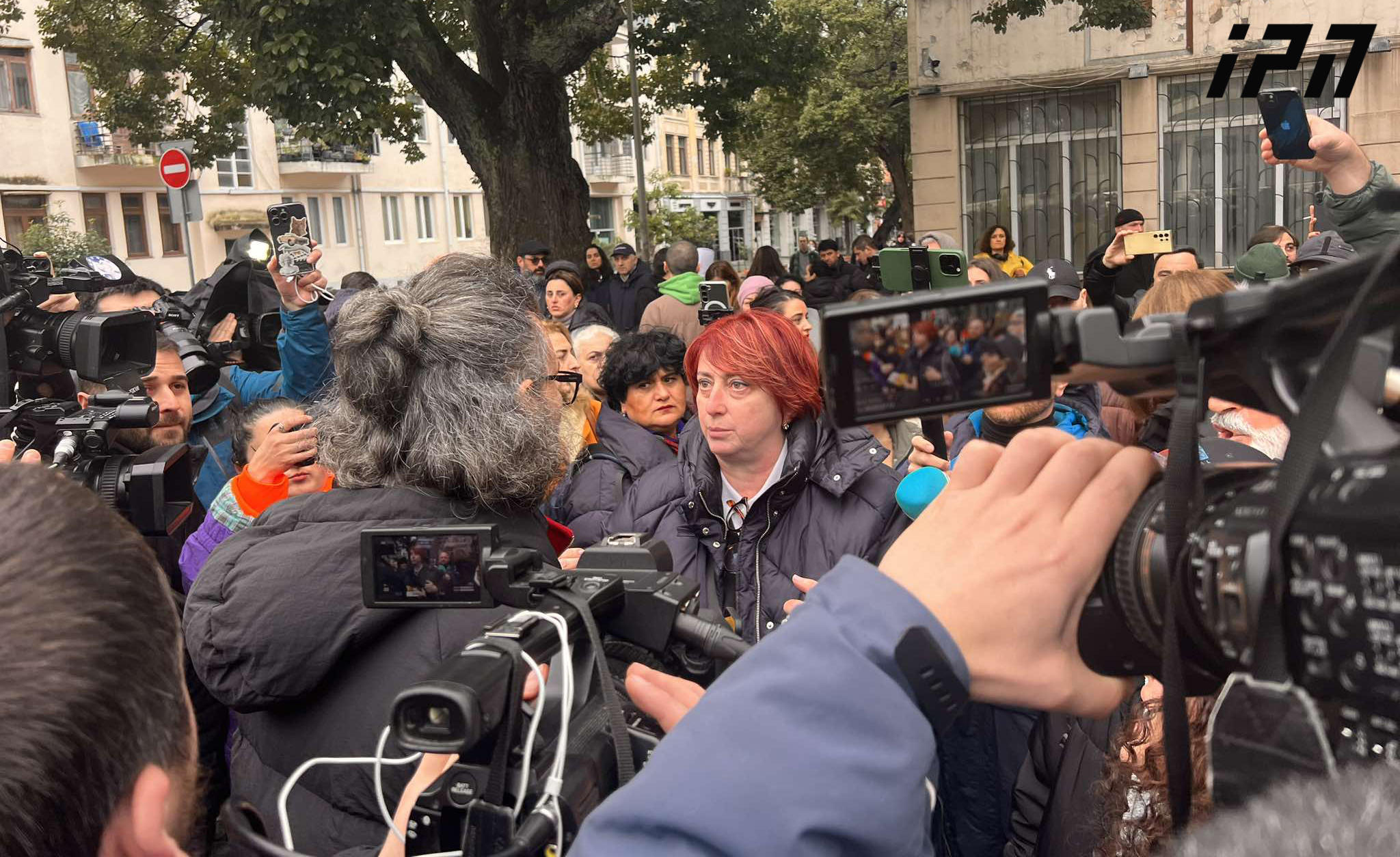 მზია ამაღლობელისთვის პატიმრობის შეფარდების გამო, ბათუმის საქალაქო სასამართლოსთან აქცია იმართება