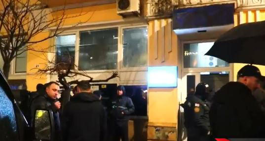 ბათუმში, აჭარის საზოგადოებრივ მაუწყებელთან საპროტესტო აქცია მიმდინარეობს - აქციის მონაწილეები ეთერის დათმობას ითხოვენ