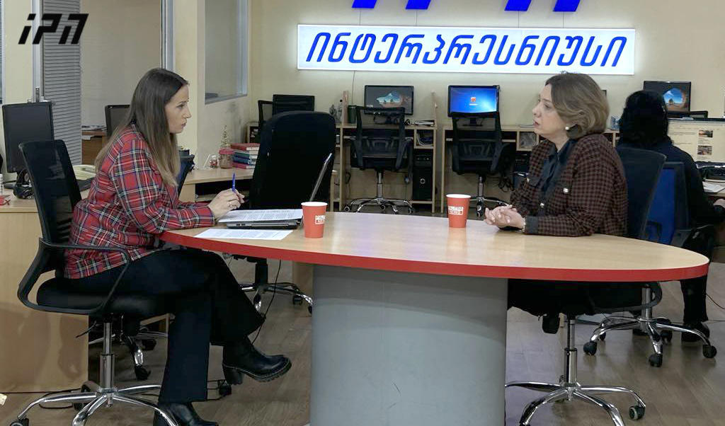 სალომე სამადაშვილი - დიახ, უნდა აირჩიო: უპირისპირდები ოკუპანტს ან ირჩევ შეფურთხებას სახეში და საჭმელში - შალვა პაპუაშვილმა და „ქართულმა ოცნებამ“ თვითონ გადაწყვიტეს, რომ დადგნენ იმ მხარეს, სადაც არის ფურთხი საკუთარი საზოგადოებისგან