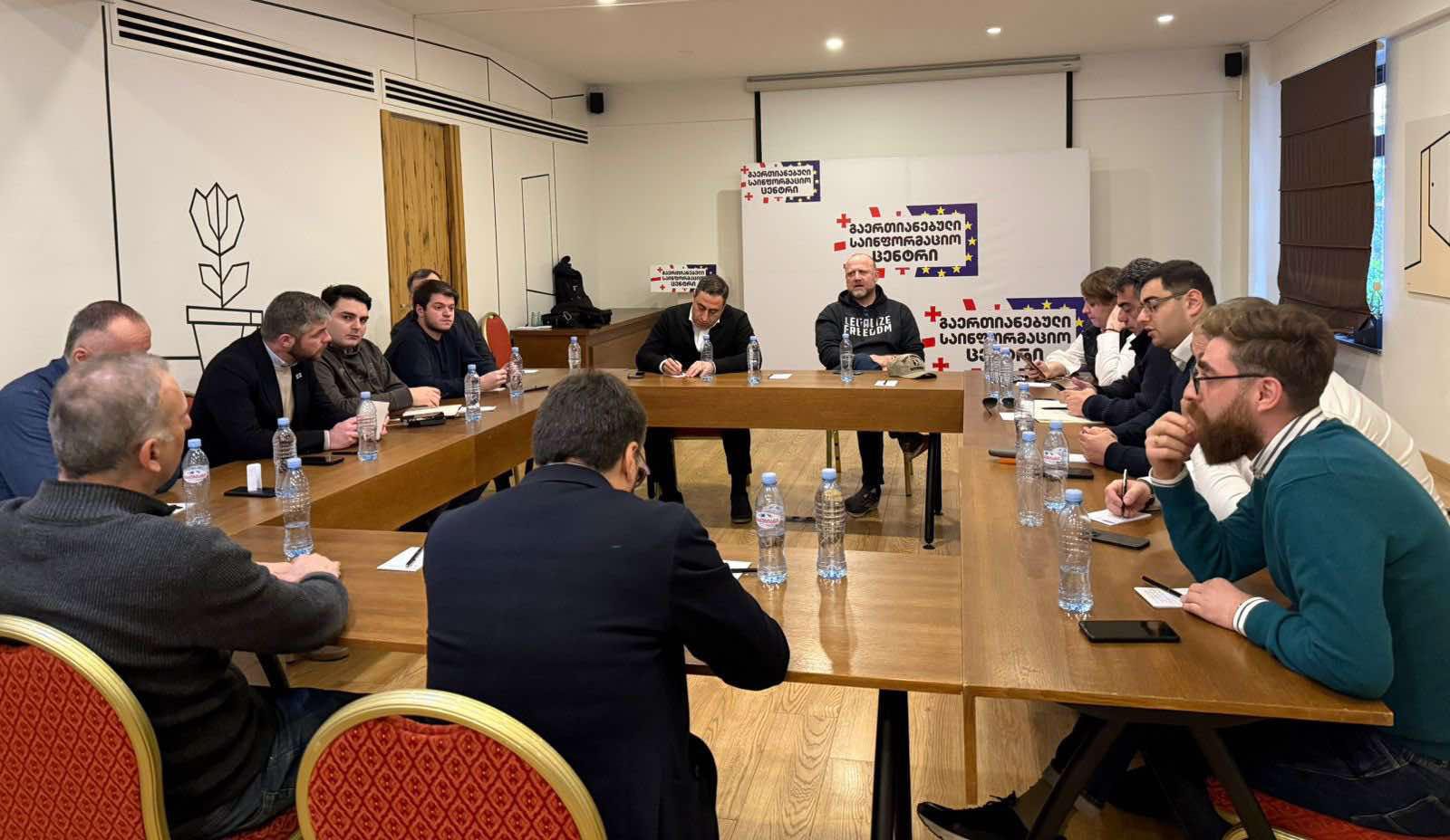 ოპოზიციური პარტიების წევრები სამუშაო შეხვედრას მართავენ, სადაც ახალი არჩევნების შესახებ დოკუმენტის საკითხებზე იმსჯელებენ