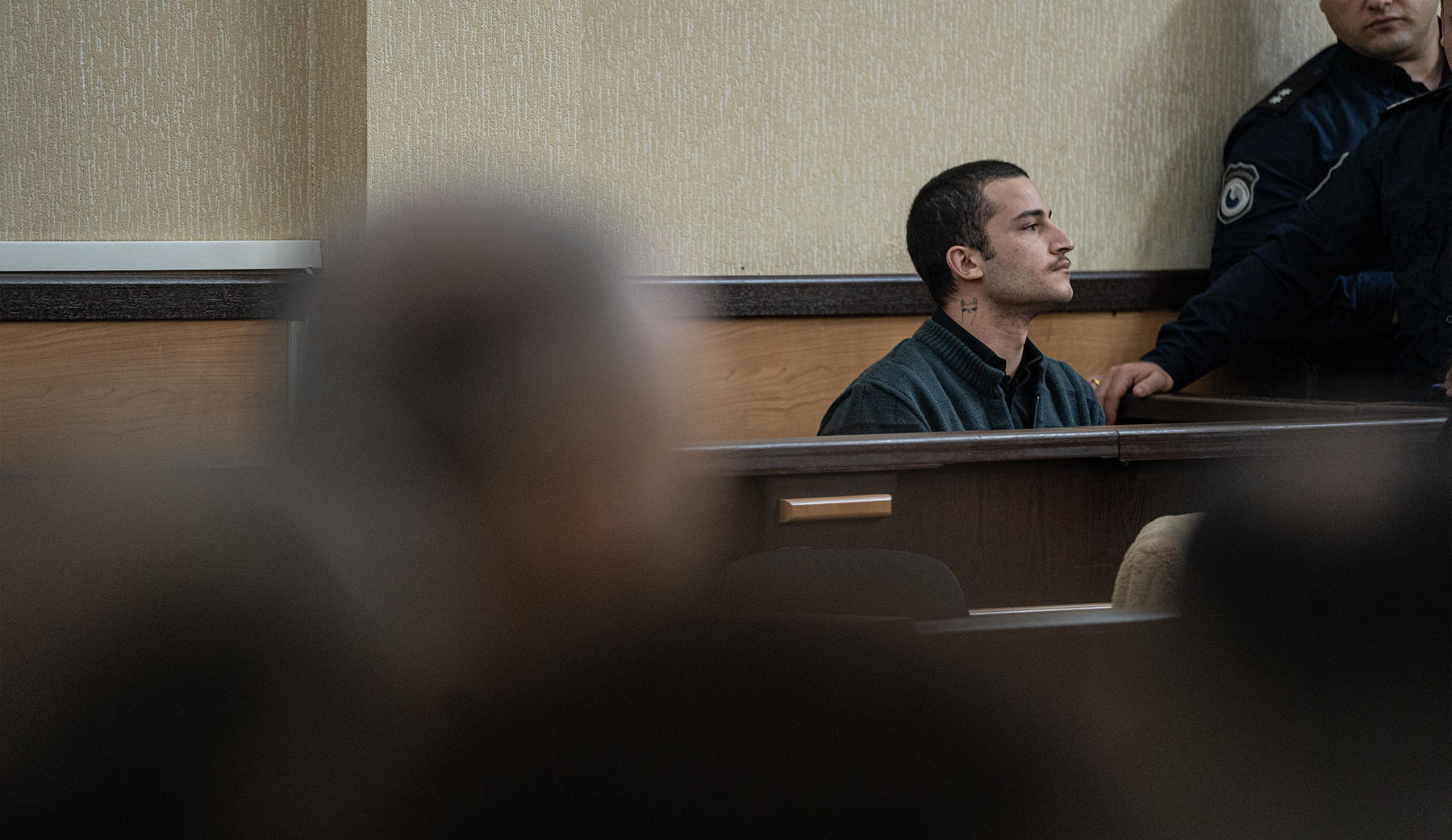 პოლიციელებზე თავდასხმაში ბრალდებული 21 წლის მათე დევიძე კვლავ პატიმრობაში რჩება - მოსამართლის ამ გადაწყვეტილებას დარბაზში ხმაური მოჰყვა