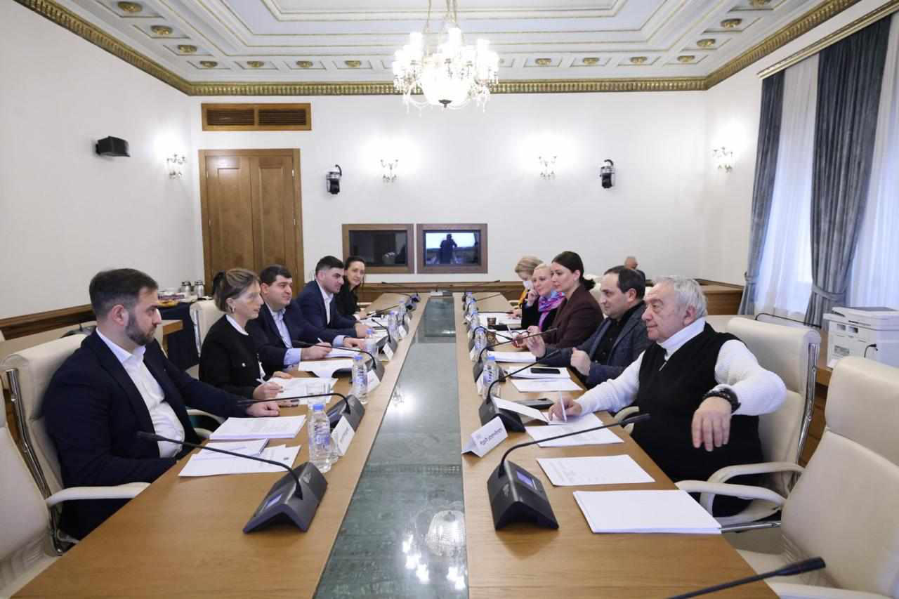 ცესკოს წევრობის კანდიდატების შესარჩევმა საკონკურსო კომისიამ პარლამენტის თავმჯდომარეს კანდიდატების სია წარუდგინა