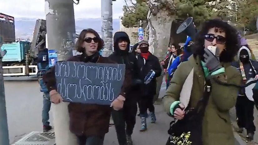 „ძირს პოლიციური რეჟიმი“, „ცეცხლი ოლიგარქიას“, „თავისუფლება რეჟიმის ტყვეებს“ - ამ შეძახილებით მოქალაქეები სარაჯიშვილის მეტროდან აქცია-მსვლელობას მართავენ