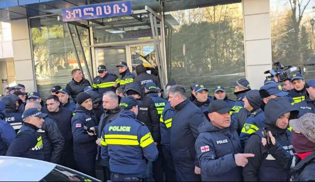 თემქაზე, პოლიციის შენობასთან მიმდინარე საპროტესტო აქციაზე რამდენიმე პირი დააკავეს