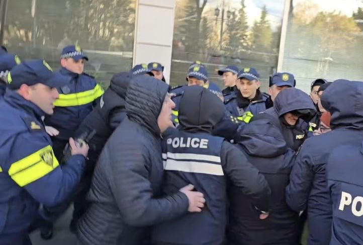 შსს - თემქაზე, პოლიციის შენობასთან 6 პირია დაკავებული