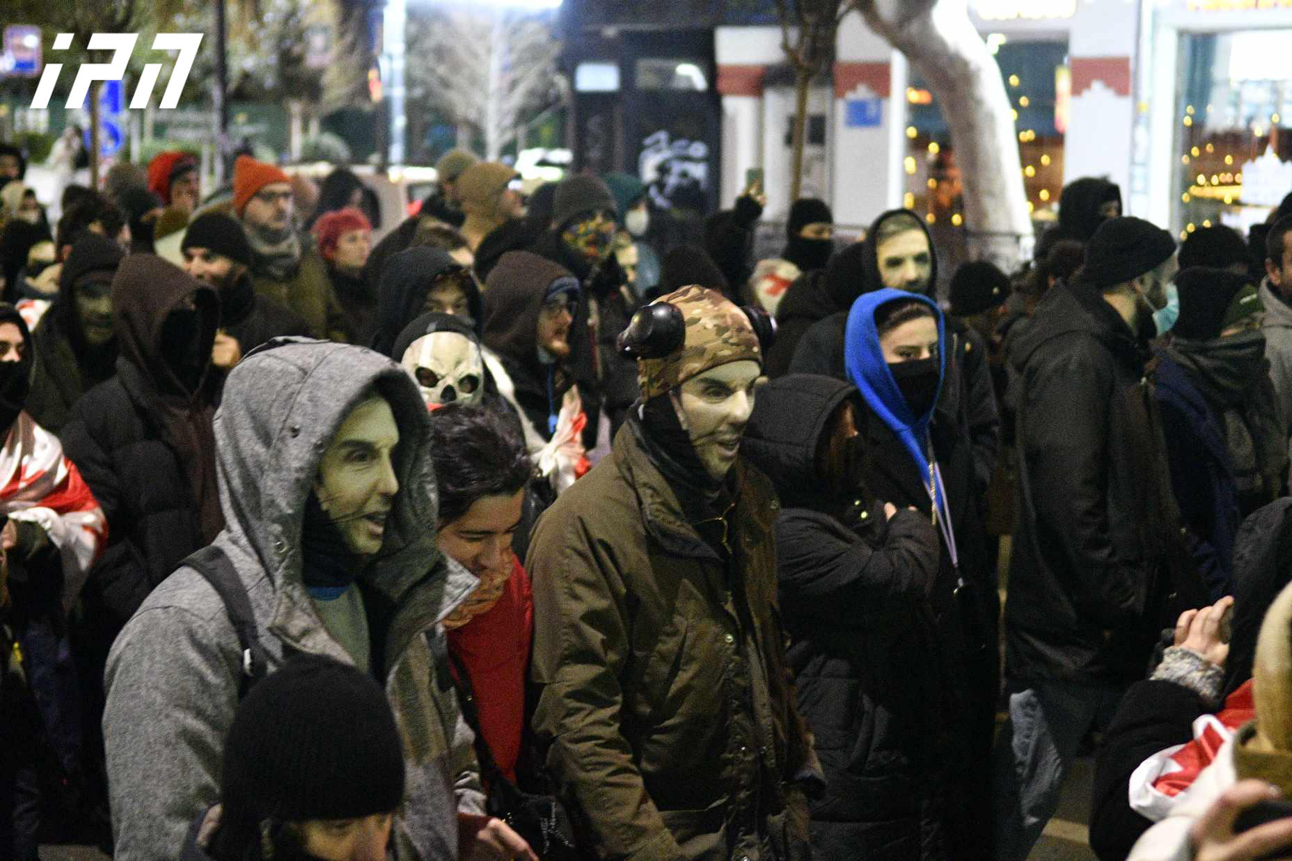 ბიძინა ივანიშვილის გამოსახულებიანი ნიღბებითა და ე.წ. ბალაკლავებით მოქალაქეები რუსთაველის გამზირზე მსვლელობას მართავენ