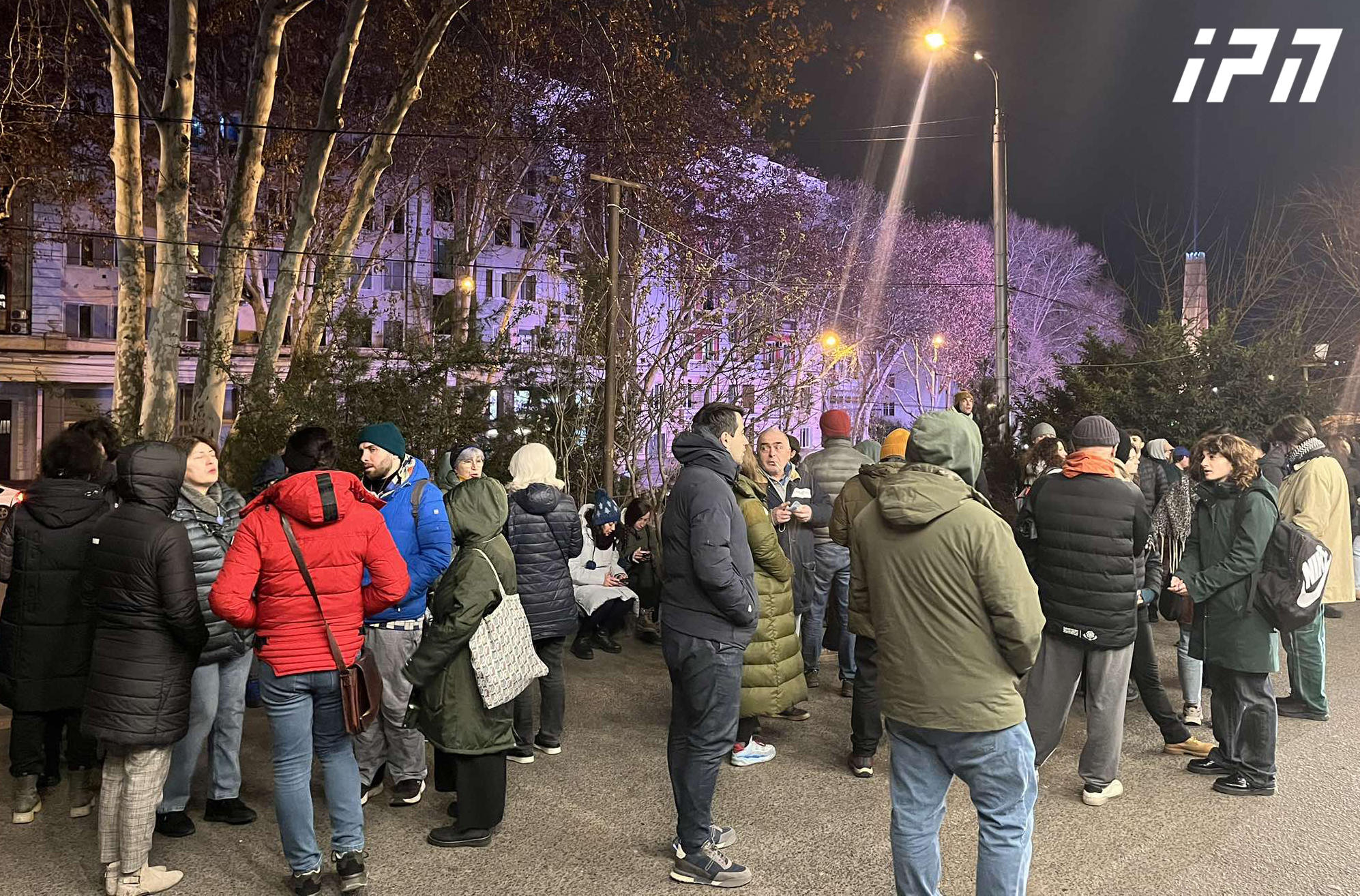საზოგადოებრივ მაუწყებელთან მოქალაქეები იკრიბებიან და პირდაპირ ეთერს ითხოვენ