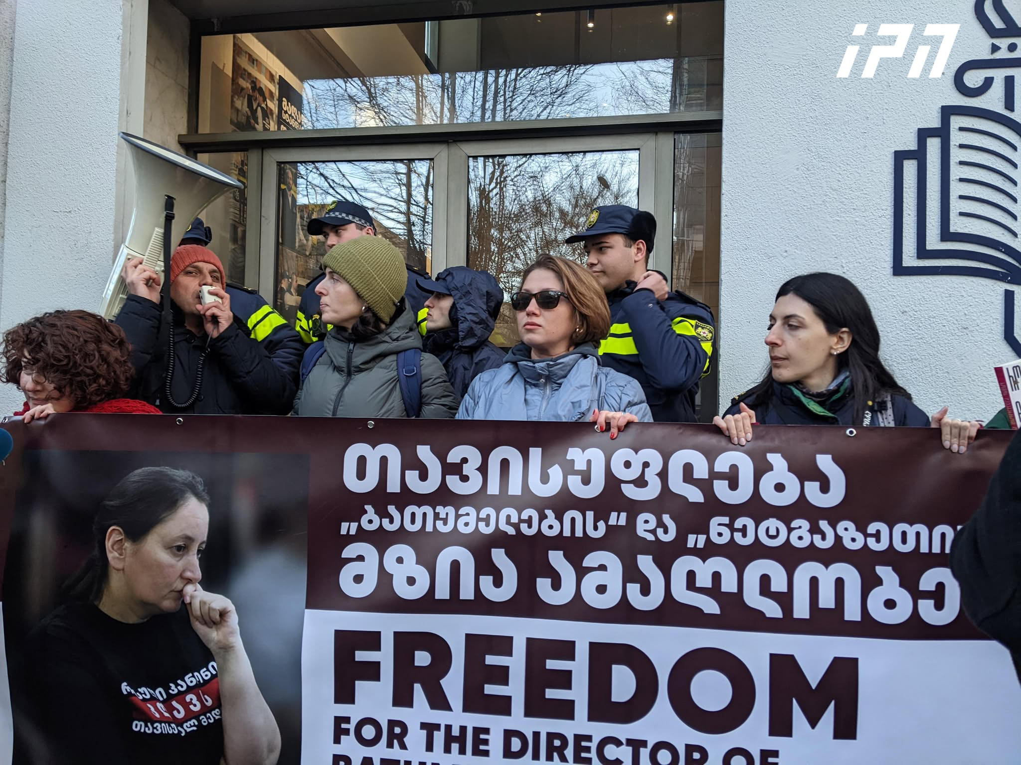 სპეციალურ საგამოძიებო სამსახურთან ჟურნალისტები ლოზუნგით  - „თავისუფლება მზია ამაღლობელს“ აქციას მართავენ