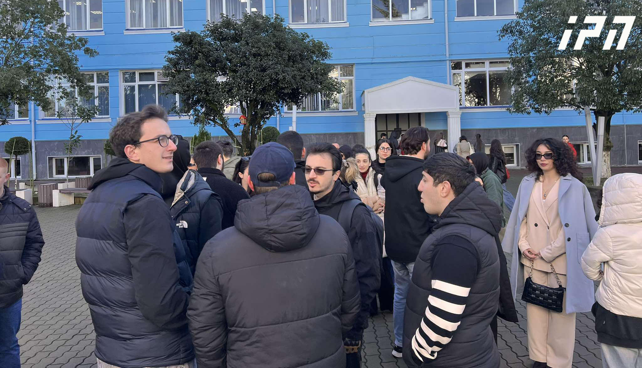 ბათუმის უნივერსიტეტში, სადაც რექტორის არჩევნები უნდა გაიმართოს, სტუდენტთა ნაწილი საპროტესტო აქციას მართავს