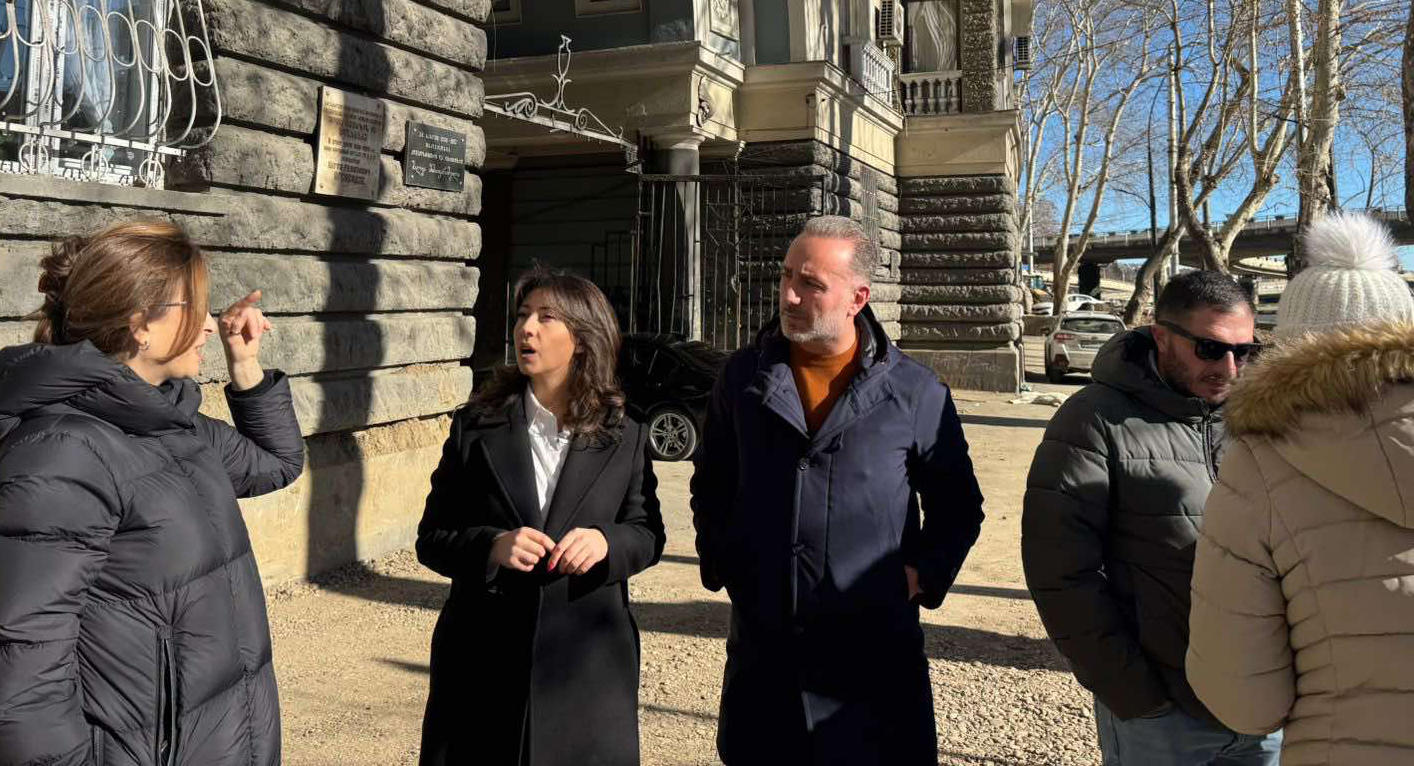 თბილისის საკრებულოს „გახარია საქართველოსთვის“ წევრები კახა კალაძეს მიმართავენ, რომ გმირთა მოედანთან მდებარე 11 - სართულიანი შენობის პრობლემით დაინტერესდეს