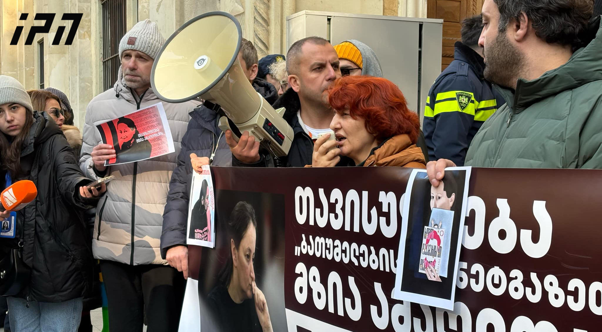 „ბათუმელების“ რედაქტორი ეთერ თურაძე - დღეს მქონდა მცდელობა, შევხვედროდი შალვა პაპუაშვილს, მინდოდა მეცნობებინა მზია ამაღლობელის  მდგომარეობის შესახებ - მას აქვს ჯანმრთელობის სხვადასხვა ტიპის დარღვევა
