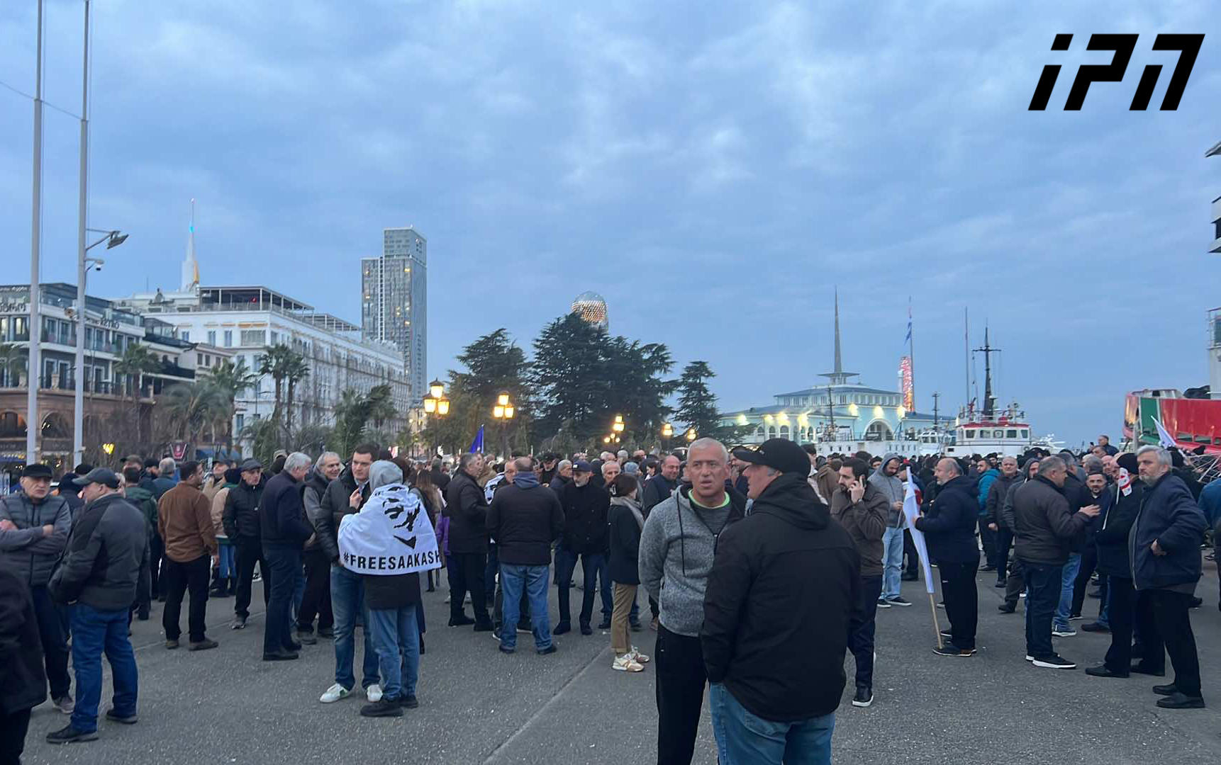 „თავისუფლება მიშას“, - ამ მოთხოვნით ბათუმის ნავსადგურთან „ერთიანი ნაციონალური მოძრაობის“ წევრები საპროტესტო აქციას მართავენ