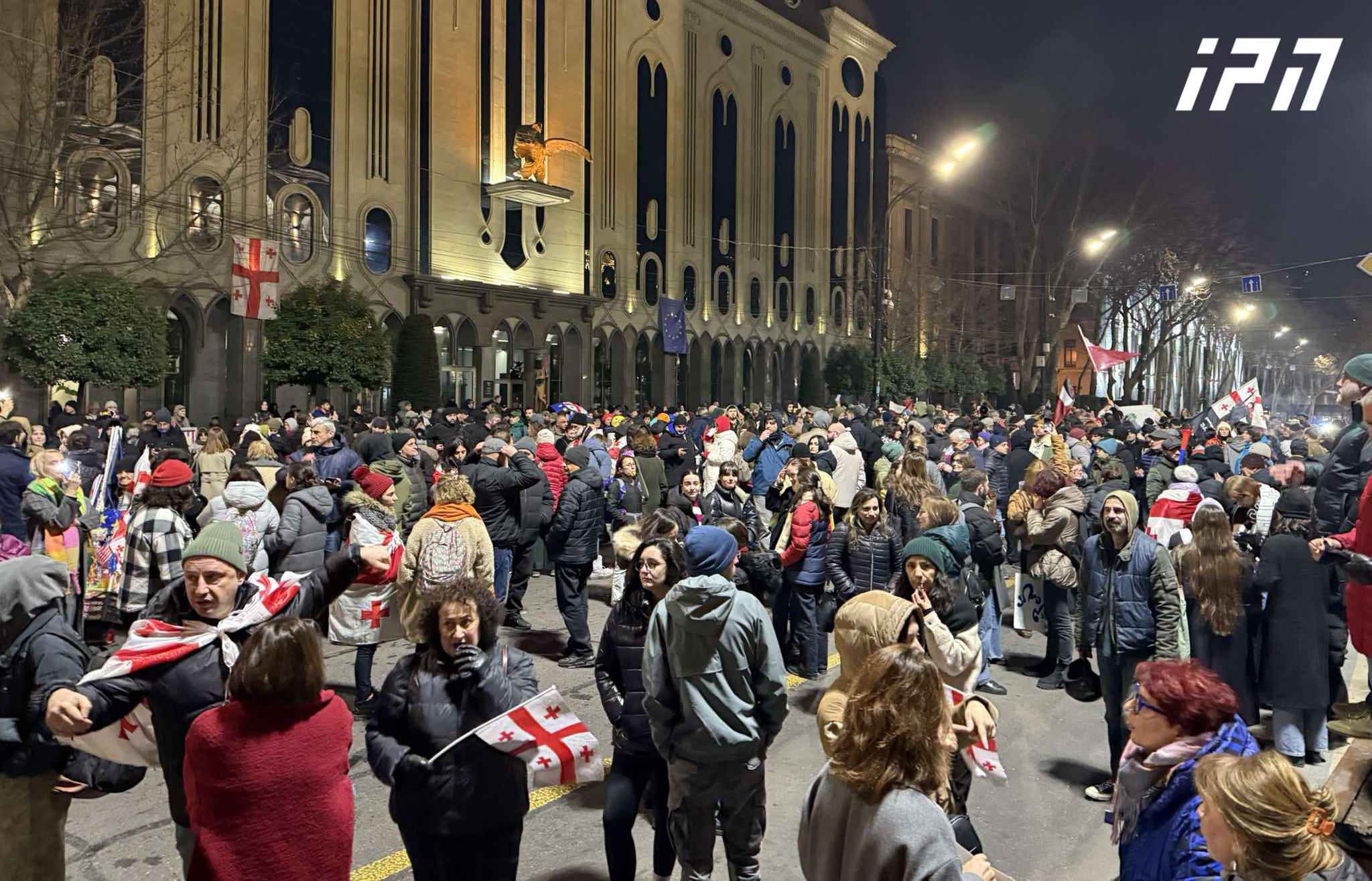 პარლამენტთან საპროტესტო აქცია განახლდა - რუსთაველის გამზირზე საავტომობილო მოძრაობა უკვე გადაკეტილია