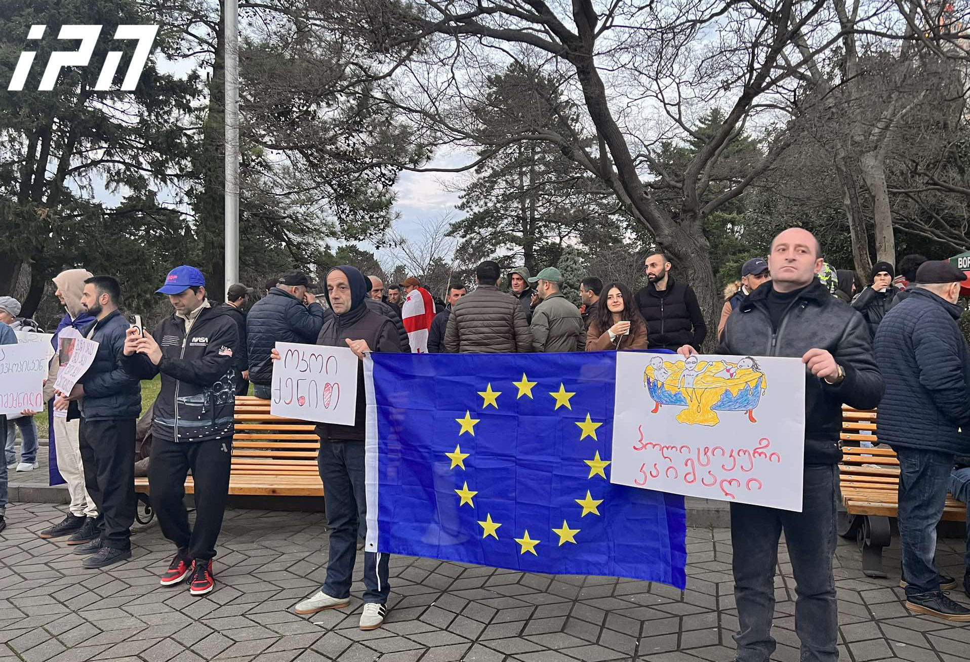 „თავისუფლება მთებშია!“ „ძალა ერთობაშია!“ „საქართველოს ადგილი ევროპაშია“ - ამ ლოზუნგებით ბათუმში, შოთა რუსთაველის სახელობის სახელმწიფო უნივერსიტეტთან ხულოს მოსახლეობა საპროტესტო აქციას მართავს