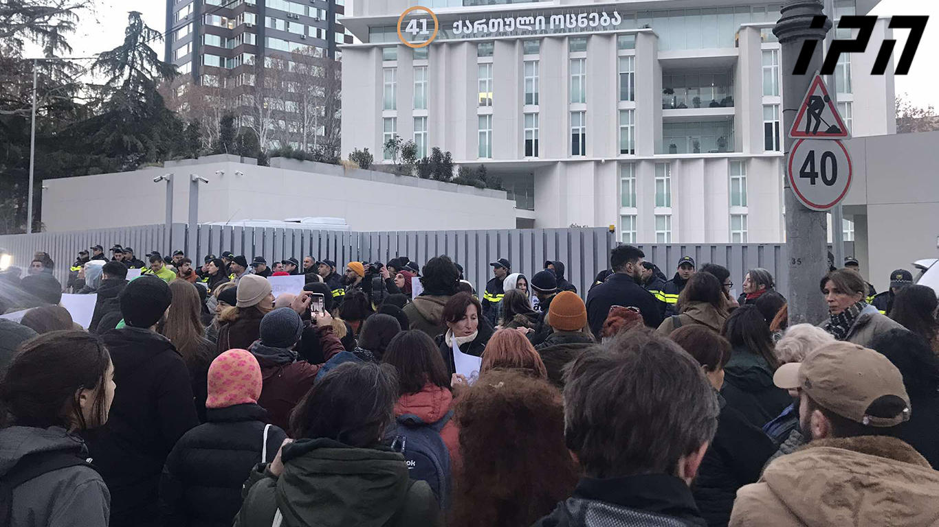 გენერალურ პროკურატურასთან შეკრებილებმა, რომლებმაც მზია ამაღლობელის გათავისუფლების მოთხოვნით აქცია გამართეს, მსვლელობით „ქართული ოცნების" ცენტრალურ ოფისთან გადაინაცვლეს