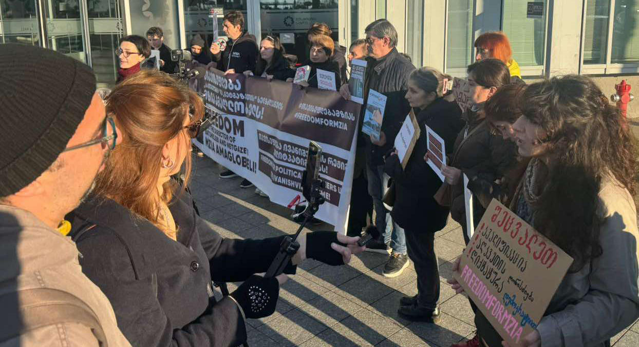 „შეიცვალოს აღკვეთის ღონისძიება და გათავისუფლდეს მზია ამაღლობელი“ - ამ მოთხოვნით ბათუმში პროკურატურასთან ჟურნალისტები საპროტესტო აქციას მართავენ