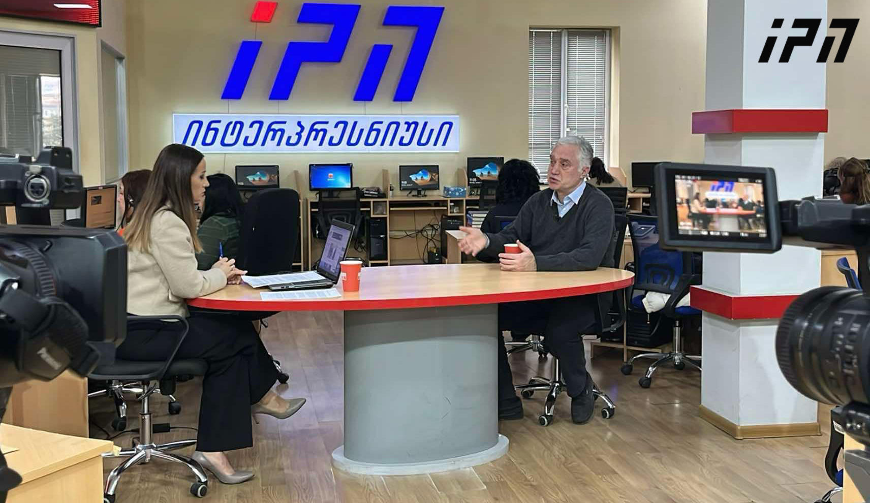 ზვიად ძიძიგური -  „ხალხის ძალას“ მინდა მივმართო: ყასიდად მაინც თქვით რამე მზია ამაღლობელზე, ხომ ხართ „ოპოზიციონერები“? მიხეილ ყაველაშვილს მივმართავ, თავს პრეზიდენტს რომ ეძახი, გამოდი და თქვი რაღაცა
