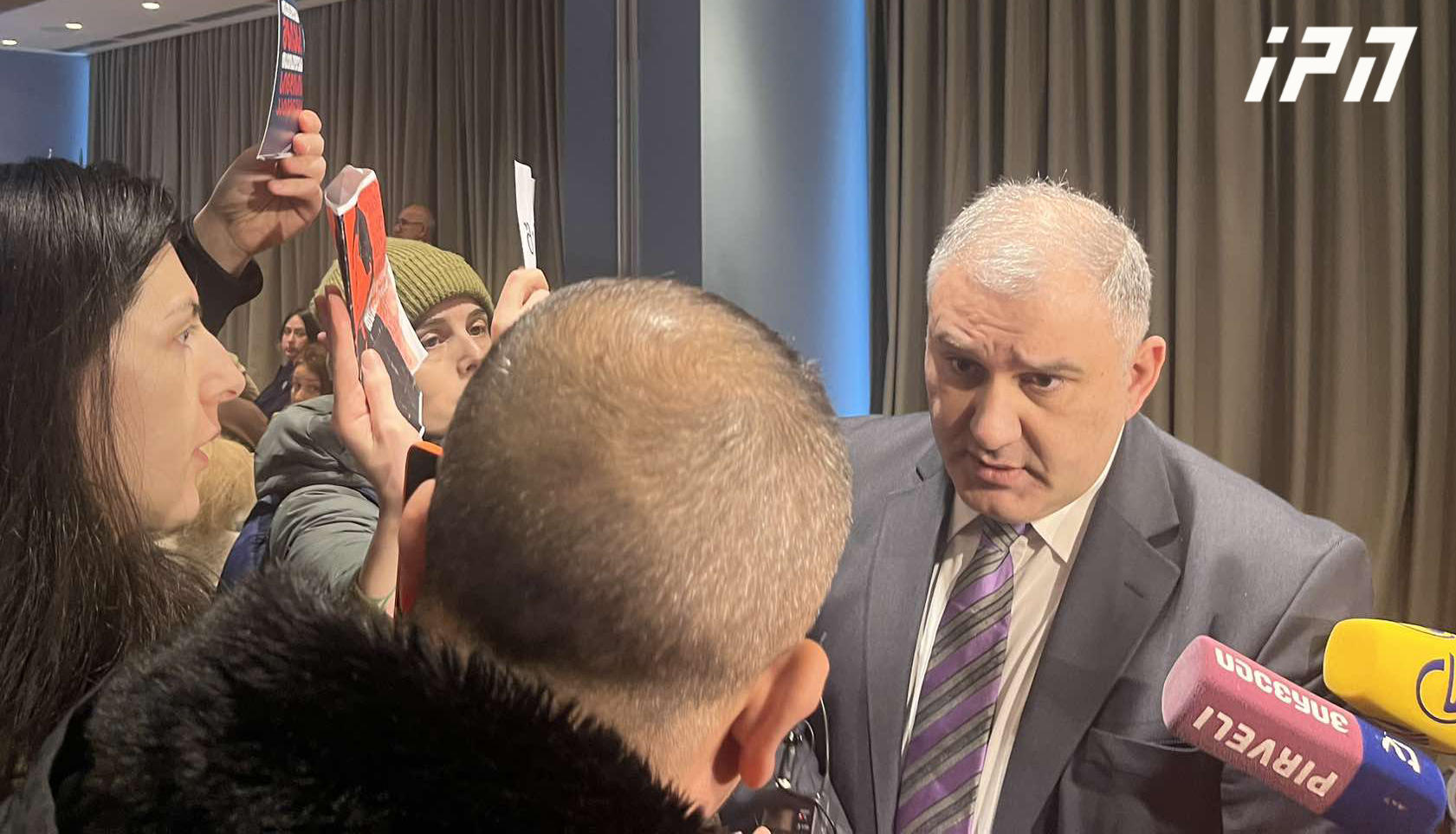 „ბათუმელების“ დამფუძნებლის, მზია ამაღლობელის მხარდამჭერებსა და ჯანდაცვის მინისტრს შორის სიტყვიერი დაპირისპირება იყო