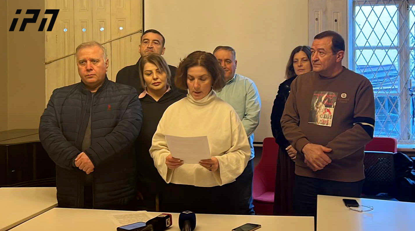ექიმები - ჩვენი მოთხოვნაა, სანდო, მაღალი კვალიფიკაციის მრავალპროფილური ექიმები, იქნება კონსილიუმის თუ სხვა ფორმით, დაუყოვნებლივ შეუშვან მზია ამაღლობელთან - თითოეული აქ მდგომთაგანი მზადაა, შესაბამისი პროტოკოლის დაცვით, შევიდეს მასთან