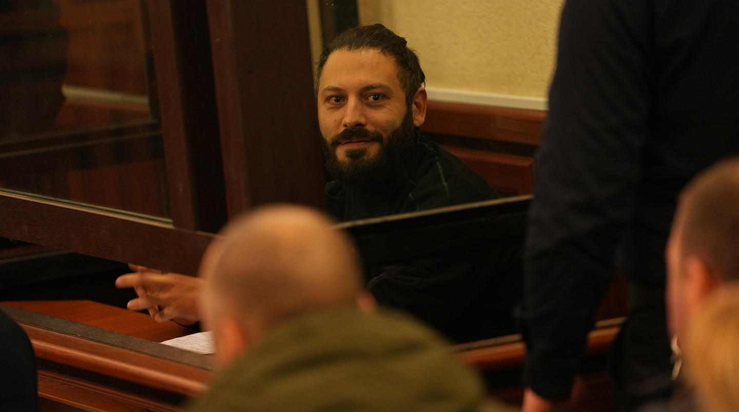 სასამართლოში „კოალიცია ცვლილებისთვის“ წევრის, პოლიციელზე თავდასხმაში ბრალდებულ საბა სხვიტარიძის სასამართლო პროცესი მიმდინარეობს